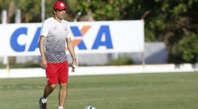 Milton Cruz vai aproveitar partida desta quarta-feira para testar jogadores (Foto: Diego Nigro/JC)