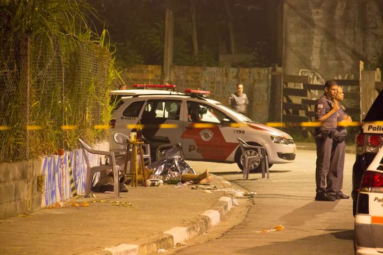 Policiais cercam o local do crime realizado na zona norte de São Paulo