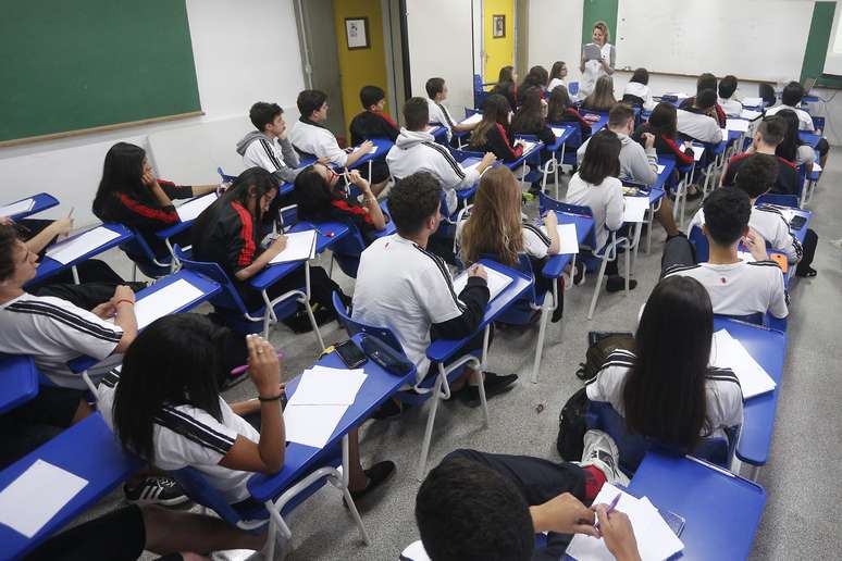O Escola Sem Partido é um movimento que alega que as salas de aula no Brasil são usadas como ambiente de doutrinação, onde professores se aproveitam do ofício para repassar aos alunos suas ideias políticas e morais.