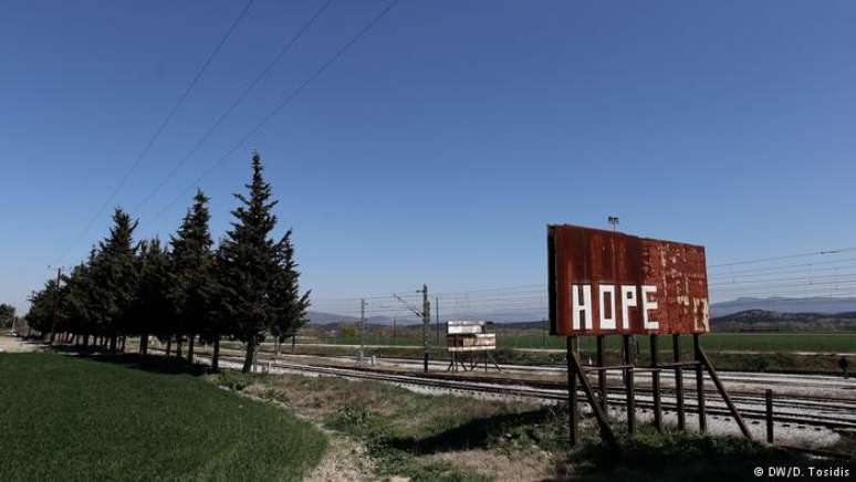 Placa com a inscrição &#034;hope&#034; (esperança), em Idomeni, é uma lembrança do que foi o maior campo de refugiados da Europa