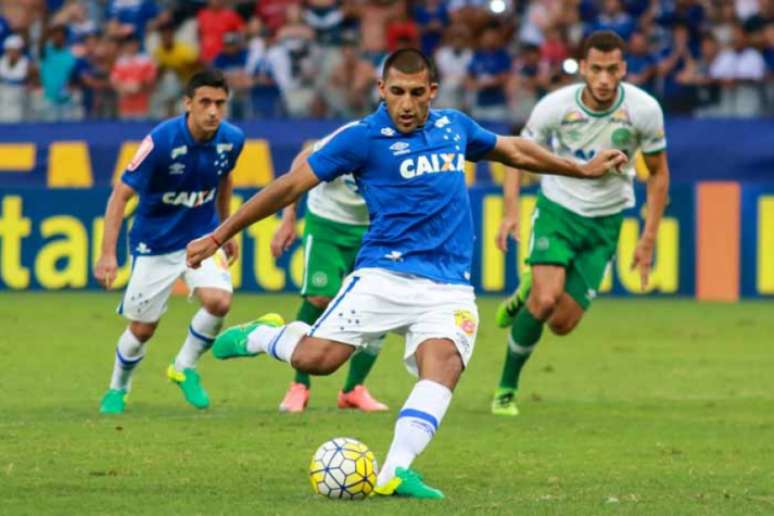 Ábila é um dos principais jogadores da Raposa (Foto: Dudu Macedo/Fotoarena/Lancepress!)