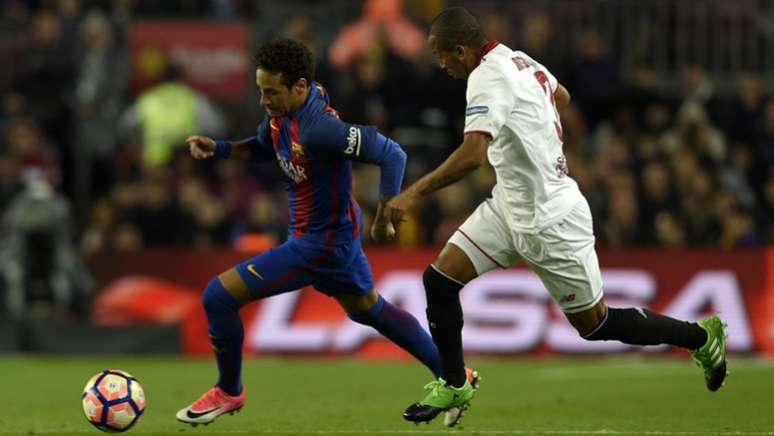 Neymar em ação contra o Sevilla de Mariano (Foto: AFP)