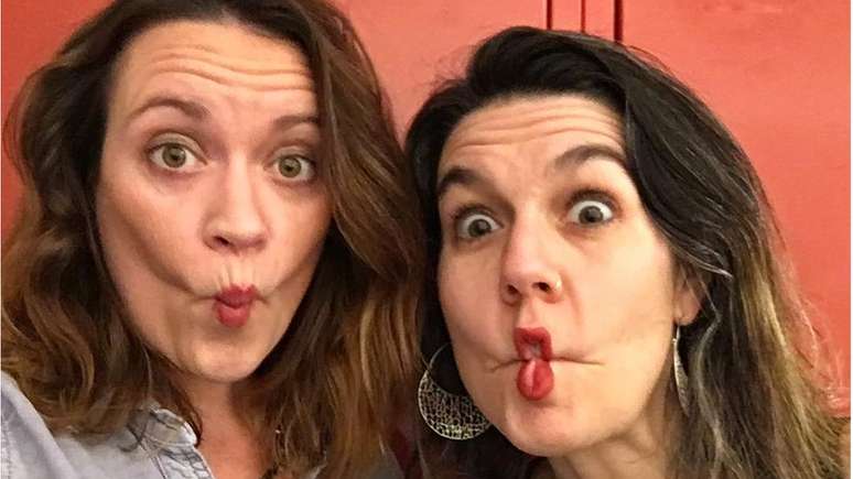 Ex-professora Katie Brunelle e psicoterapeuta Rachel Weinstein se uniram a comediante para abrir escola que ensina habilidades para a 'vida de adulto'