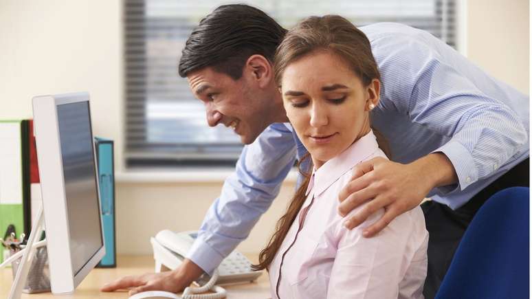 'Tocar e ter qualquer outro contato corporal, como dar palmadinhas nas costas de um colega' é exemplo de assédio sexual no trabalho