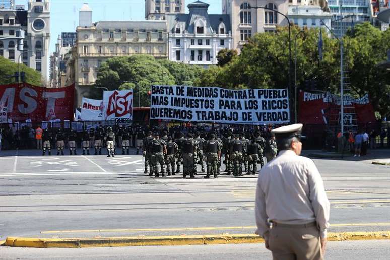 A polícia reprimiu com gás lacrimogêneo um grupo de manifestantes que bloqueou o trânsito em Buenos Aires. O incidente terminou com vários feridos e nove detidos.