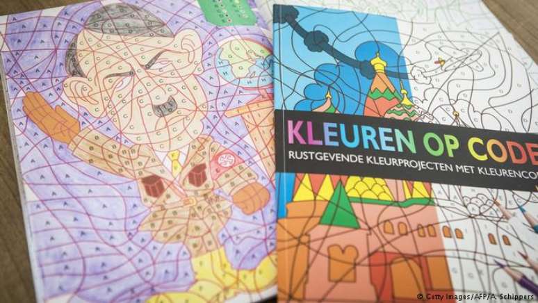 llustra&ccedil;&atilde;o mostra Hitler em seu uniforme marrom com a su&aacute;stica no bra&ccedil;o esquerdo, fazendo a sauda&ccedil;&atilde;o nazista