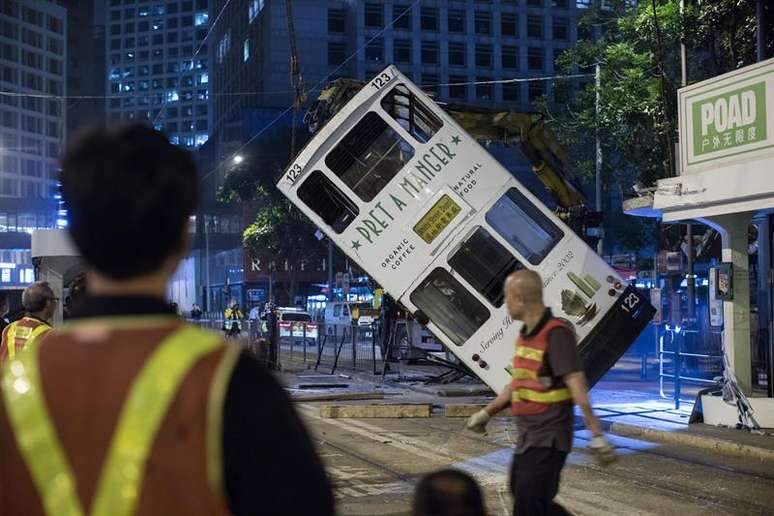 Bonde é desvirado após acidente que deixou 14 feridos em Hong Kong