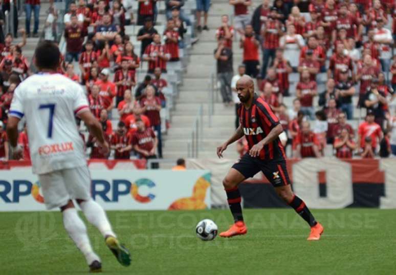 Apesar do pedido, Paraná garantiu presença em campo contra o Furacão, no domingo. (Fabio Wosniak/Atlético-PR)