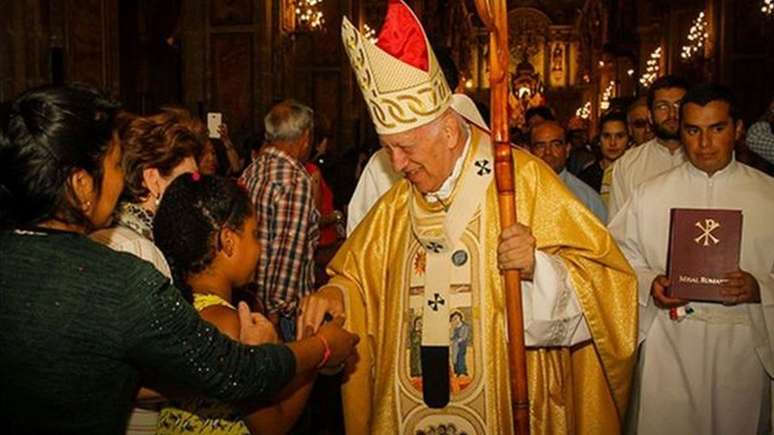 Arquidiocese diz que arcebispo de Santiago não estava a par de caso da freira, o que ela contesta