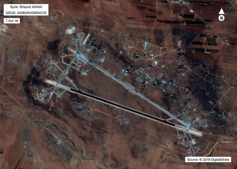 Base aérea de Shayrat, na cidade síria de Homs, alvo do ataque com mísseis dos Estados Unidos