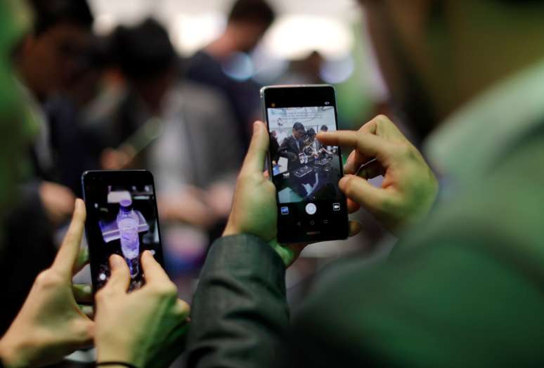Na foto, visitantes tentam dispositivos de Huawei durante o Mobile World Congress em Barcelona, Espanha, no dia 27 de fevereiro de 2017.