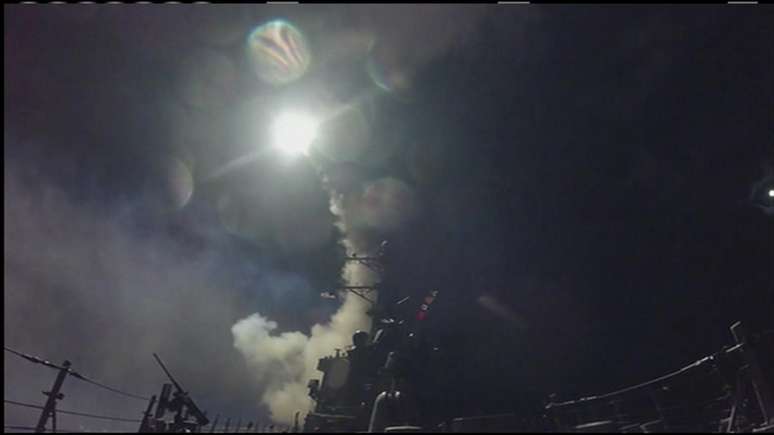 EUA acusam governo sírio de usar armas químicas contra civis e lançam 59 mísseis Tomahawk.
