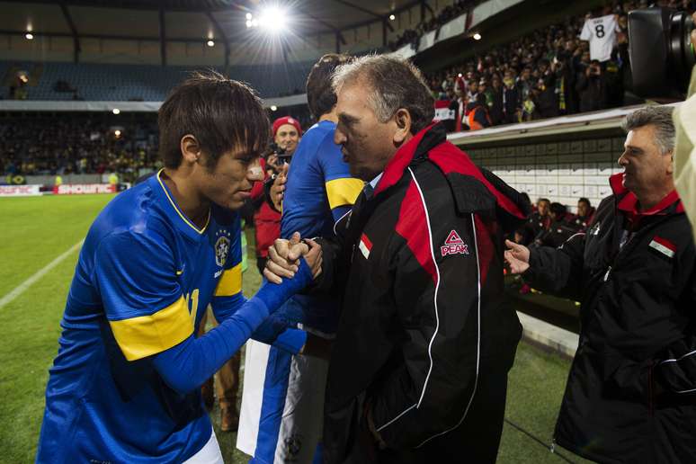 Zico, técnico do Iraque, encontra Neymar, que estava defendendo a Seleção Brasileira, em partida amistosa em 2012