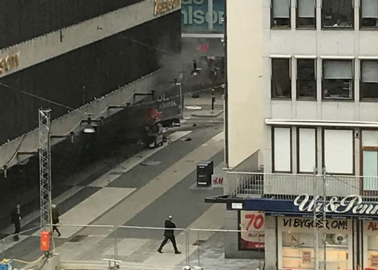 Caminhão se chocou contra loja de departamentos após atropelar várias pessoas em Estocolmo.