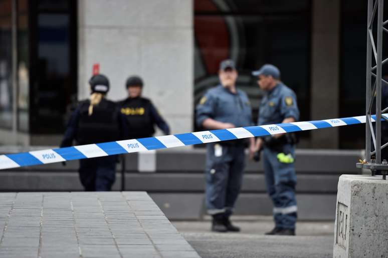 Polícia fecha rua onde um caminhão atropelou várias pessoas em Estocolmo, na Suécia