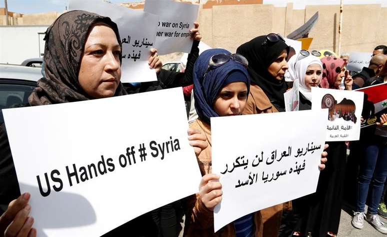 Sírios protestam contra bombardeio americano