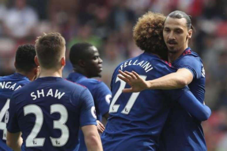 Ibrahimovic comemora com Fellaini, capitão da equipe neste sábado (Foto: Scott Heppell / AFP)