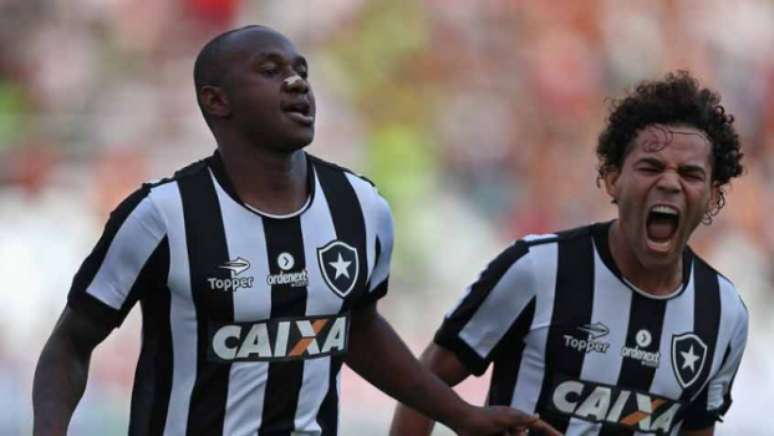 Camilo comemorando com Sassá (ao fundo) o terceiro gol do Bota no clássico (Foto: Vitor Silva/SSPress/Botafogo)