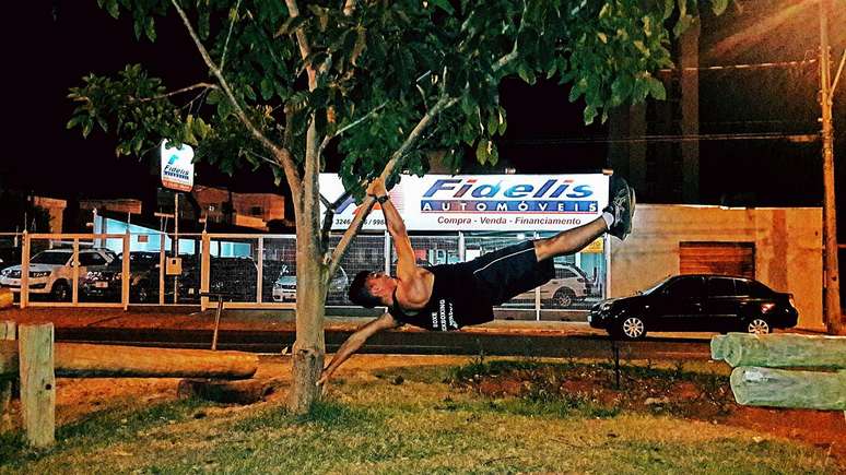 Praticar esportes ao ar livre &eacute; um dos benef&iacute;cios apontados pelos adeptos da calistenia