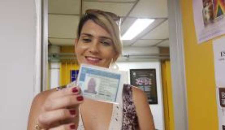 Gyslaine Barbosa, de 28 anos, mostra orgulhosa a conquista da identidade feminina, inclusive nos documentos 