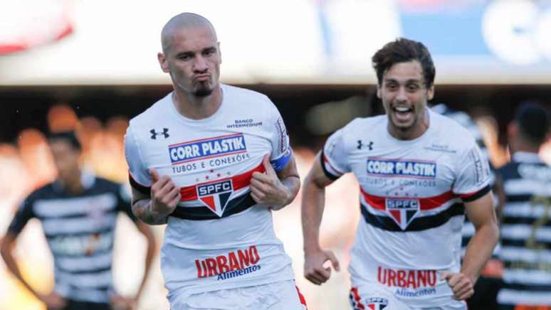 No último clássico entre os times, também no Morumbi, Maicon comemorou gol imitando uma galinha (Foto: Marcello Zambrana/AGIF)