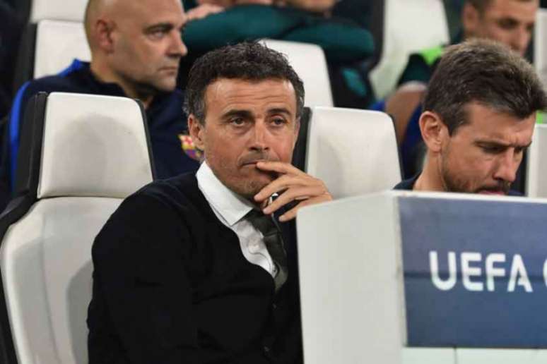 Luis Enrique observa atônito a derrota do Barcelona (Foto: Giuseppe Cacace / AFP)