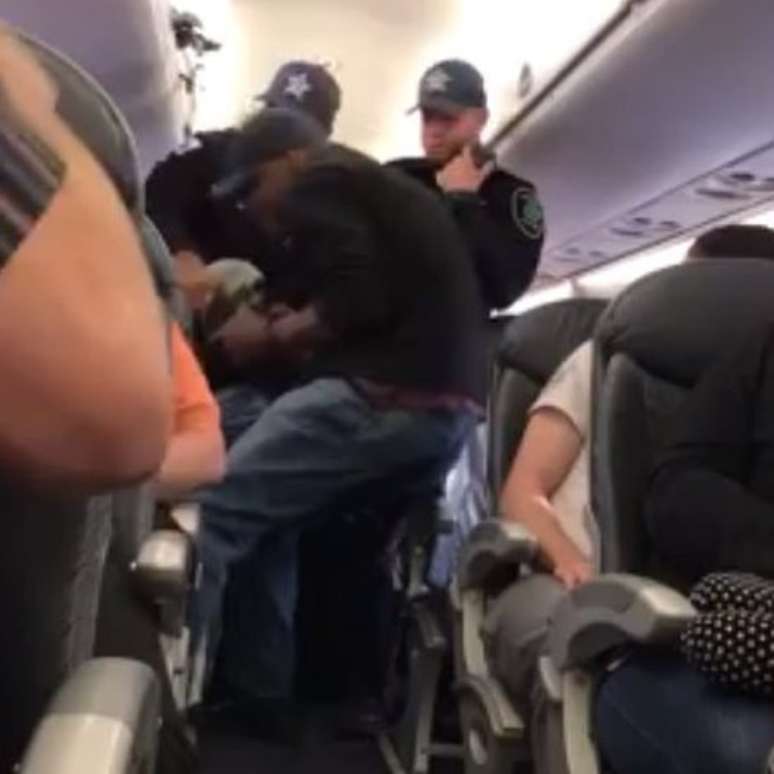 Policiais do aeroporto de Chicago retiraram passageiro de aeronave da United