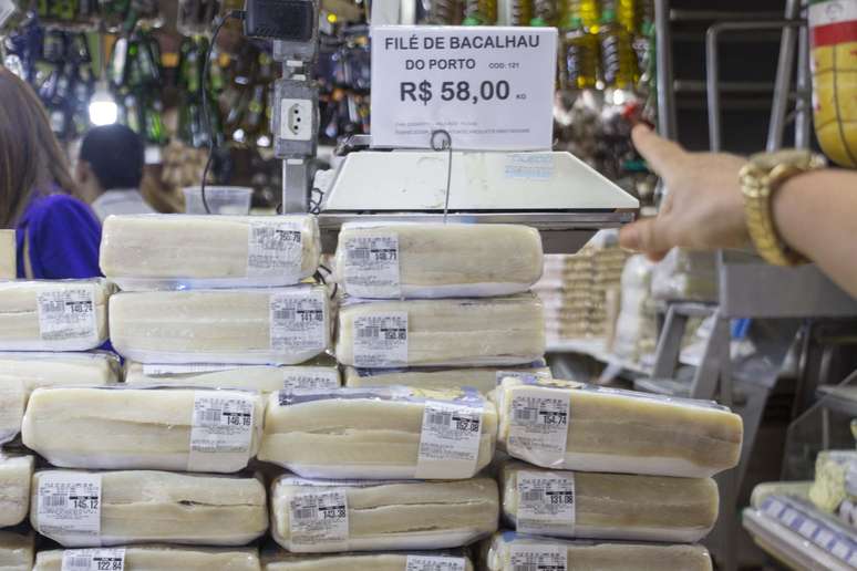 Venda de Bacalhau no Mercado Municipal de São Paulo (SP). Comerciantes tentam não aumentar o valor do produto até a Páscoa.