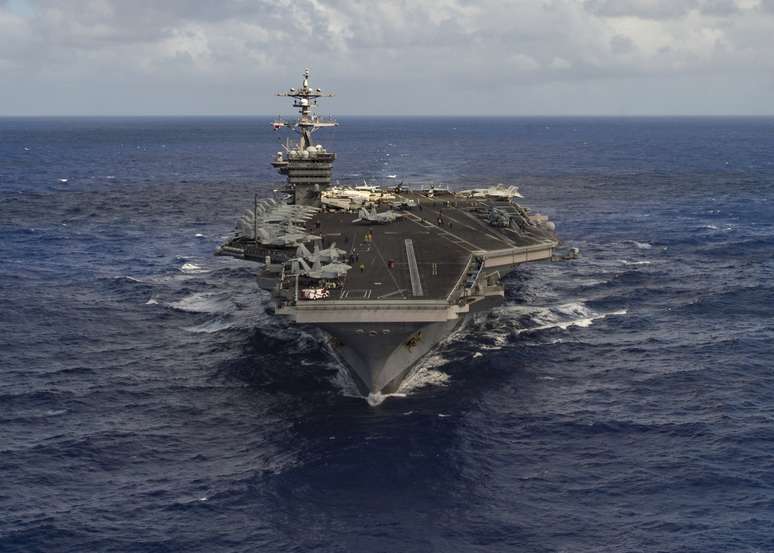 Os Estados Unidos enviaram para a península da Coreia o porta-aviões Carl Vinson