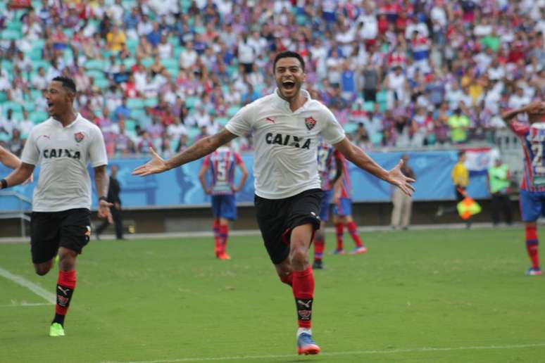 Cleyton Xavier e companhia terão de se desdobrar em campo nessa maratona de jogos decisivos do Vitória