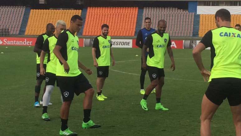 Jogadores alvinegros trocando passes durante o aquecimento do Botafogo (Foto? Reprodução/Botafogo)