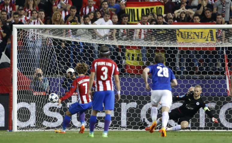 Griezmann desloca o goleiro em cobrança de pênalti e dá vantagem ao Atlético de Madrid