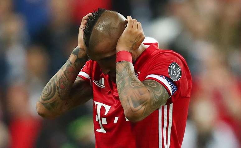 Vidal lamenta após chutar pênalti para fora