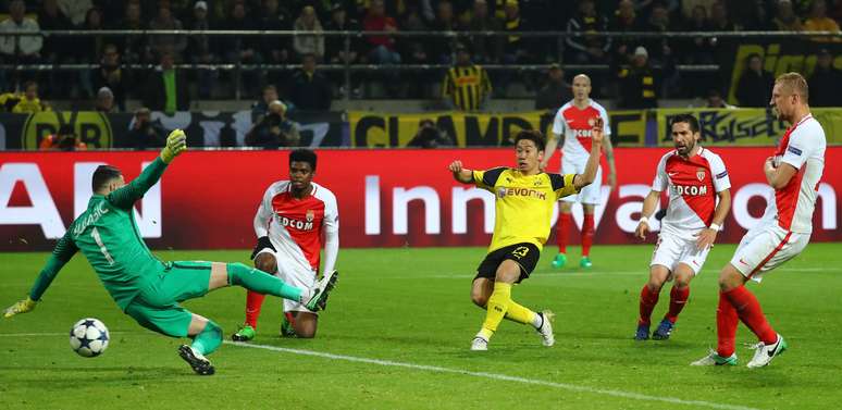 Kagawa marca e diminui a desvantagem na derrota do Borussia, em casa