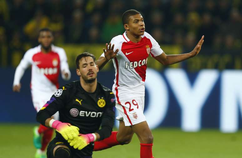 Mbappe, do Mônaco, comemora um dos gols da vitória sobre o Borussia Dortmund, na Alemanha