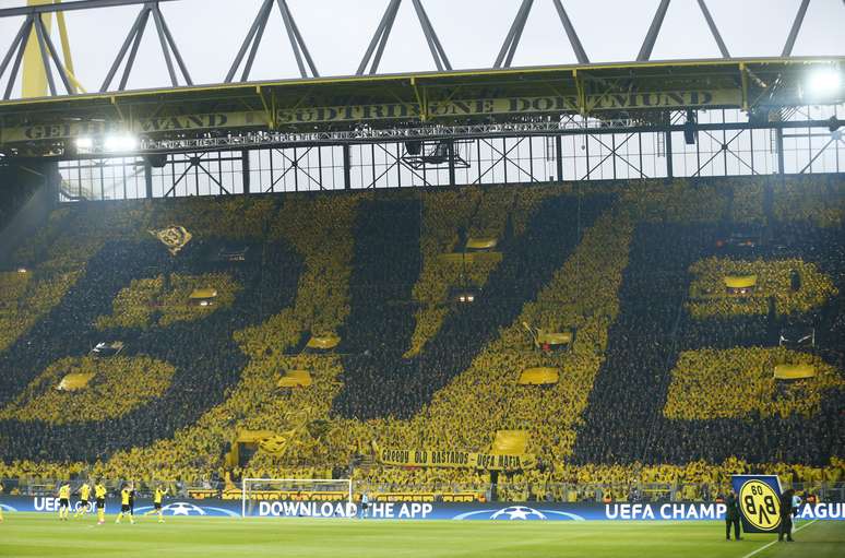 Torcida do Borussia Dortmund montou um mosaico com as iniciais do nome do time alemão