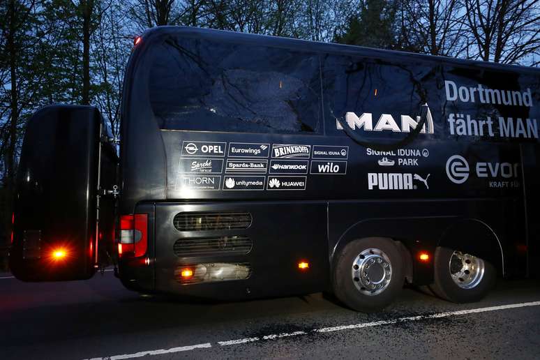 Explosões provocaram danos no ônibus que levava a equipe do Borussia Dortmund; o zagueiro Bartra acabou ferido no punho com estilhaços do vidro