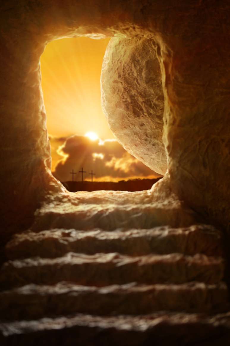 A imagem de um túmulo vazio representa a ressurreição de Cristo, celebrada no Domingo de Páscoa.