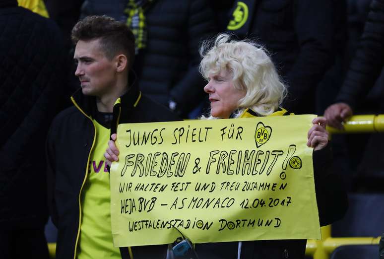 Torcedores manifestaram solidariedade e pediram paz com cartazes um dia após o ataque com bomba contra o ônibus do Borussia Dortmund