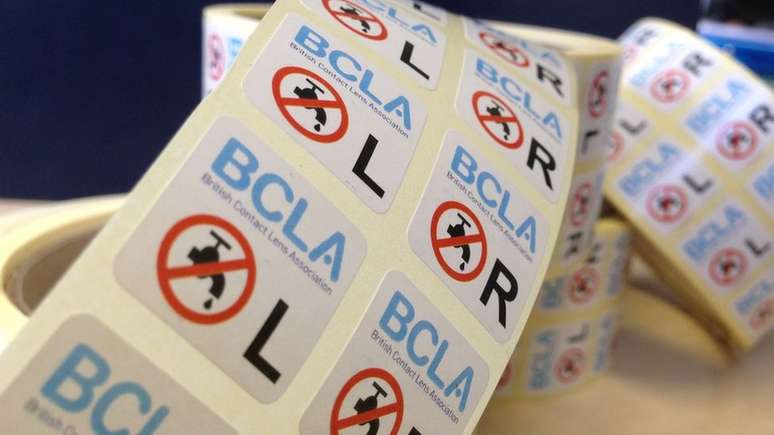 A Associa&ccedil;&atilde;o Brit&acirc;nica de Lentes de Contato (BCLA) distribuiu adesivos com o s&iacute;mbolo de 'n&atilde;o usar &aacute;gua'