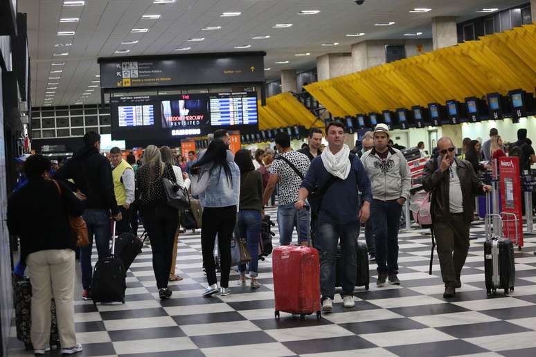 Movimentação de passageiros no Aeroporto de Congonhas, zona sul de São Paulo (SP), na manhã desta quinta-feira (13), saída para o feriado da Semana Santa.