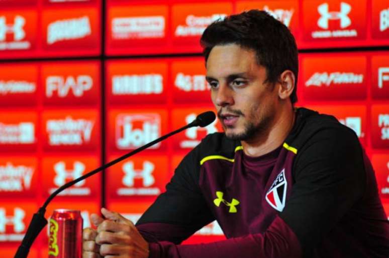 Rodrigo Caio concedeu entrevista coletiva nesta sexta (Foto: Maurício Rummens/Fotoarena/Lancepress!)