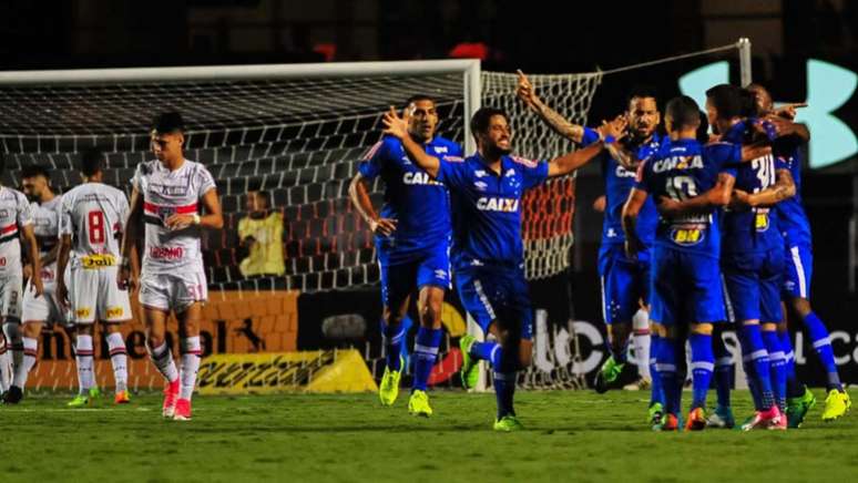 Cruzeiro comemora a vitória no Morumbi por 2 a 0 (Foto: Maurício Rummens /Fotoarena)