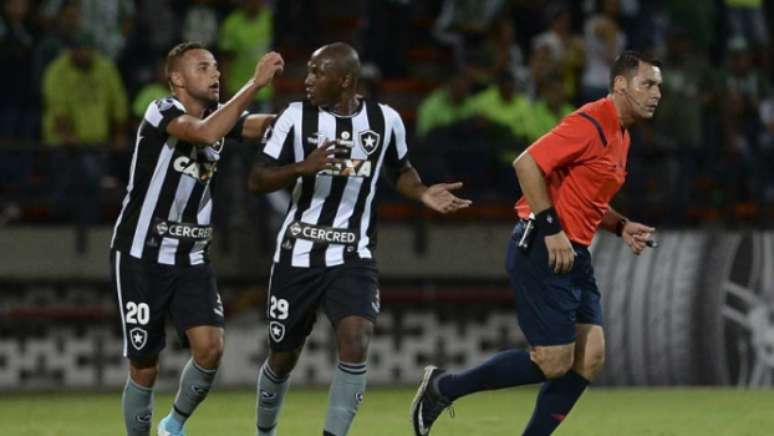 Os atacantes Sassá e Guilherme são dois dos que retornarão ao Rio para a decisão da Taça Rio, contra o Vasco (AFP)