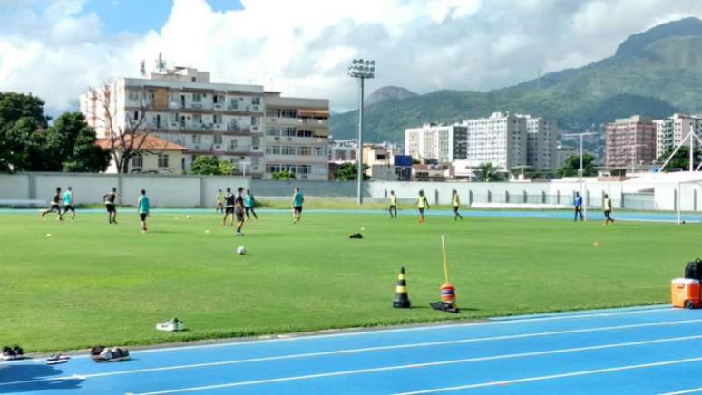 Os atletas foram divididos em três grupos no trabalho técnico desta sexta-feira, no Rio (Foto: Felippe Rocha)