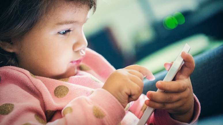 Pesquisa feita na Inglaterra indica que crianças dormem, em média, 15 minutos menos para cada hora que passam usando aparelhos com tela de toque