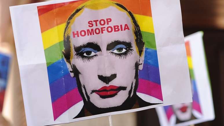 Imagem de Putin usada em protestos contra leis anti-LGBT foi proibida pelo Ministério da Justiça russo e classificada de "extremista"
