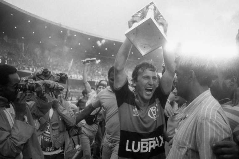 Zico comemorando título sobre o Inter em 1987 (Foto: Agência O Globo)