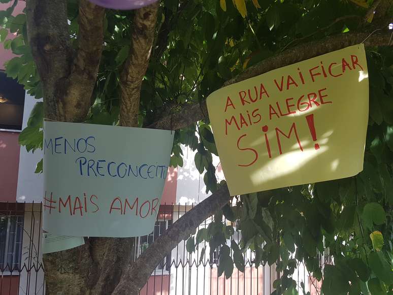 "A rua vai ficar mais alegre, sim!" foi a resposta do ato de apoio ao casal vítima de ataque homofóbico com panfletos que continham frases como "Sua rua vai ficar mais 'alegre'"