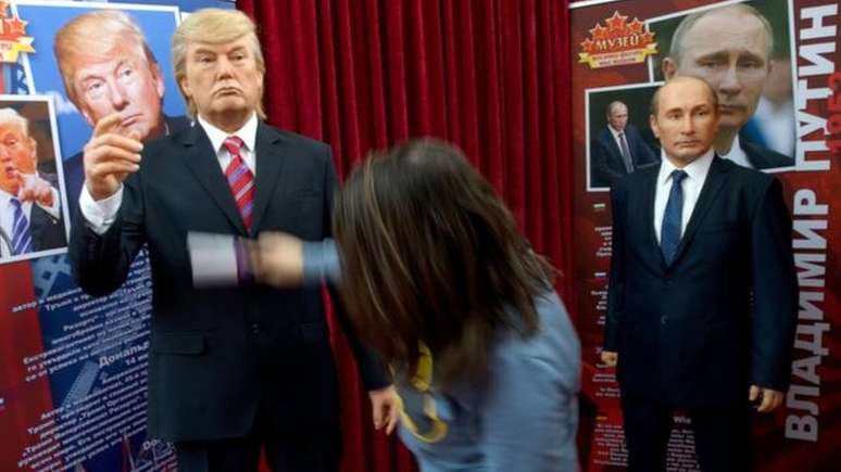 É uma questão de quem é mais "macho"? As figuras de cerade Trump e Putin em exposição na Bulgária